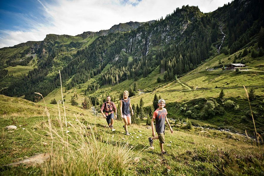 Familie beim Wandern in den Bergen