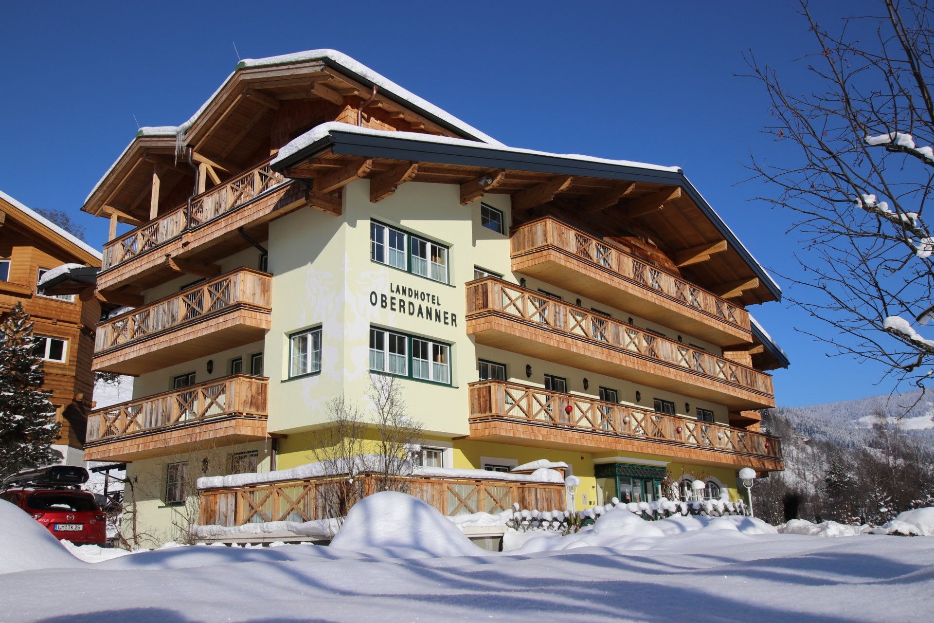 Drohnenfoto vom sonnigen Landhotel | Umgeben von Natur